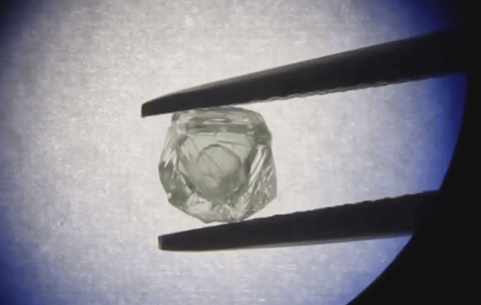 ČUDO PRIRODE: U <span style='color:red;'><b>Sibir</b></span>u pronađen JEDINSTVENI DIJAMANT u dijamantu star 800 godina (VIDEO)